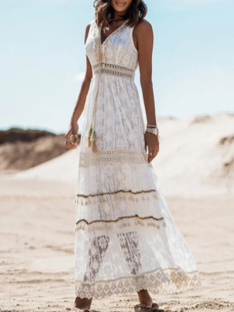 "Bohemian maxi jurk met kanten details en flair mouwen, A-lijn pasvorm, v-hals, en luchtige stof voor zomerse elegantie."