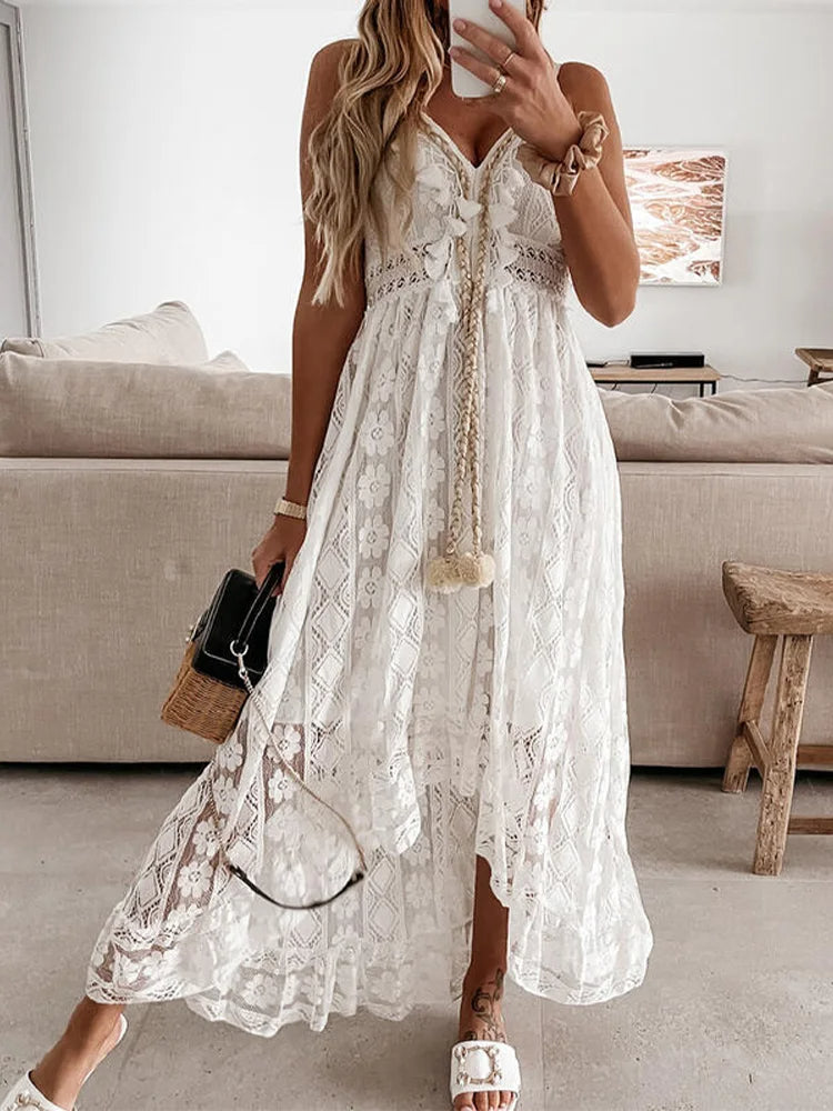 "Bohemian maxi jurk met kanten details en flair mouwen, A-lijn pasvorm, v-hals, en luchtige stof voor zomerse elegantie."