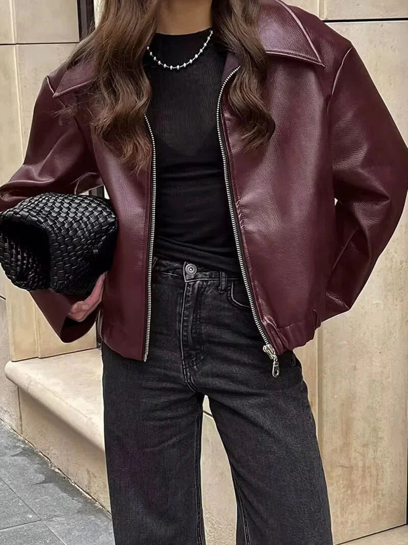 "Bordeauxrode leren damesjas, elegant en edgy, met zilverkleurige details en getailleerde pasvorm voor een stijlvolle look."
