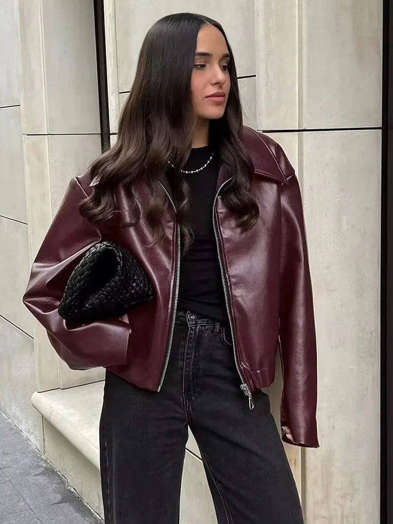 "Bordeauxrode leren damesjas, elegant en edgy, met zilverkleurige details en getailleerde pasvorm voor een stijlvolle look."
