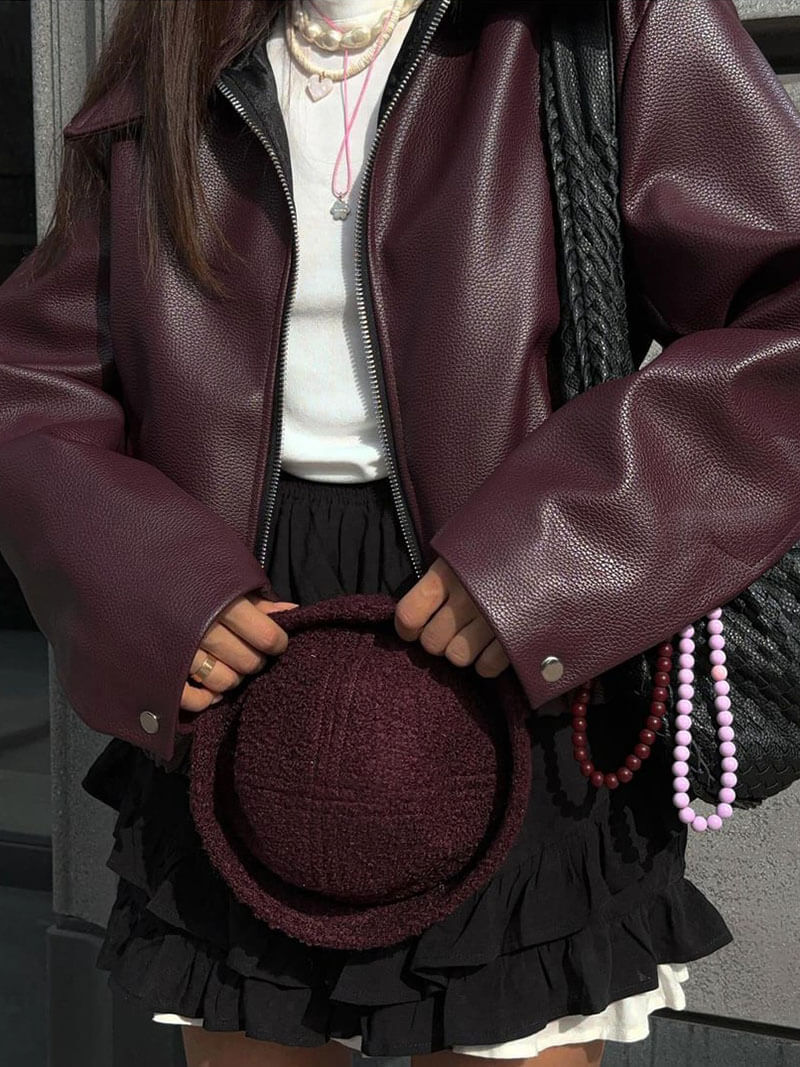 "Bordeauxrode leren damesjas, elegant en edgy, met zilverkleurige details en getailleerde pasvorm voor een stijlvolle look."
