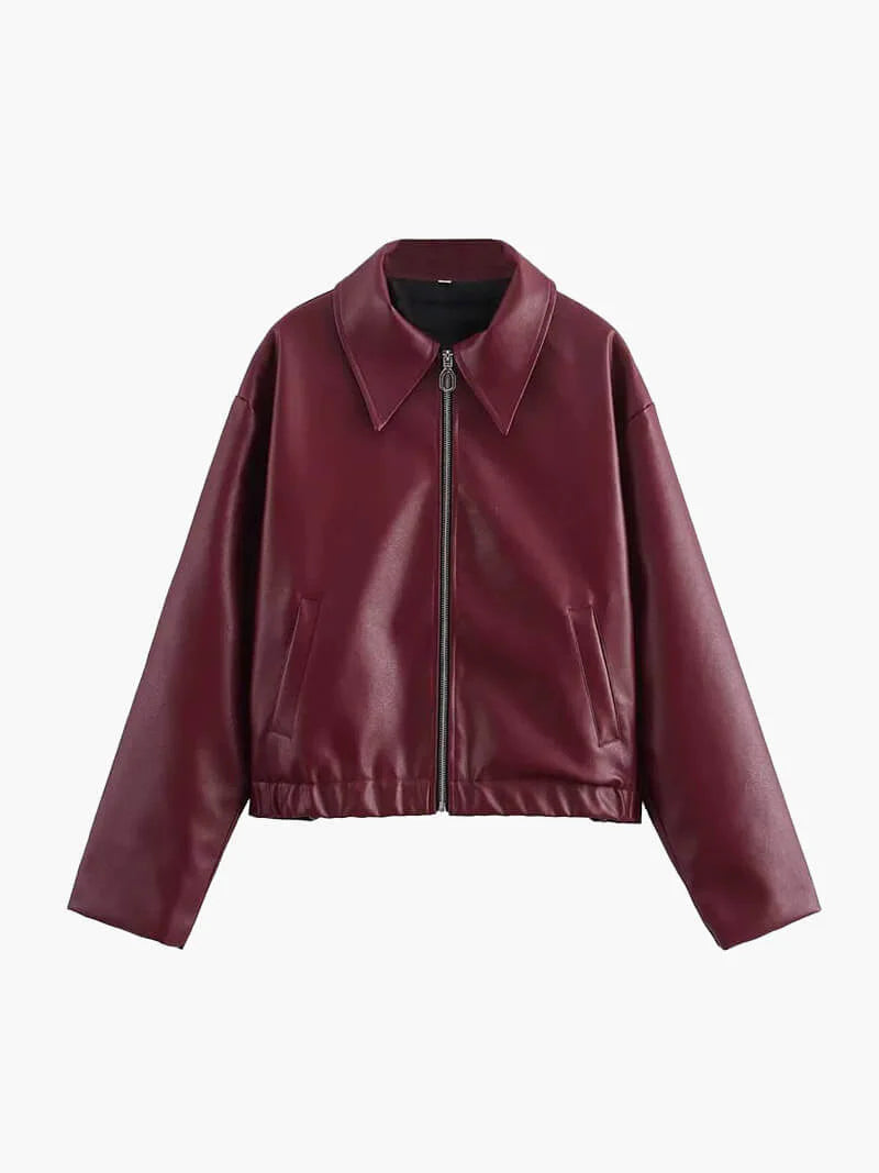 "Bordeauxrode leren damesjas, elegant en edgy, met zilverkleurige details en getailleerde pasvorm voor een stijlvolle look."