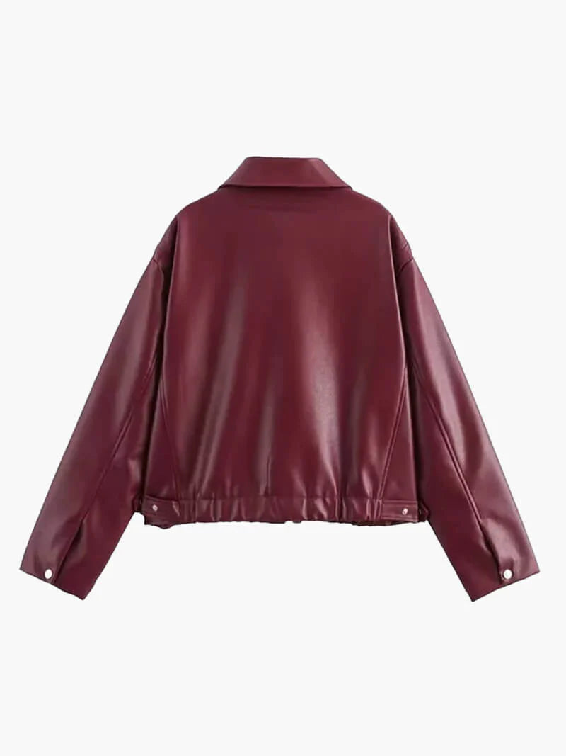 "Bordeauxrode leren damesjas, elegant en edgy, met zilverkleurige details en getailleerde pasvorm voor een stijlvolle look."