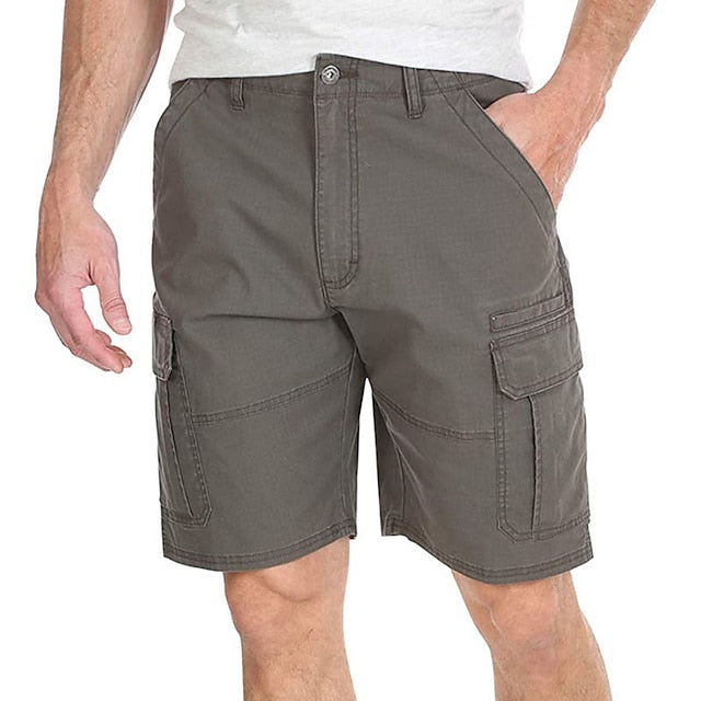 "Cargo shorts in wit, ademend en comfortabel met ruime zakken voor een stijlvolle, casual zomerlook."