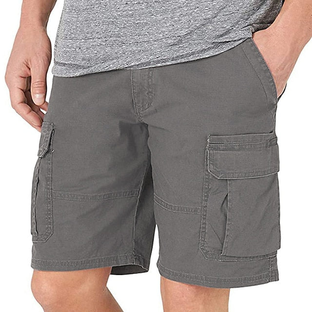 "Cargo shorts in wit, ademend en comfortabel met ruime zakken voor een stijlvolle, casual zomerlook."