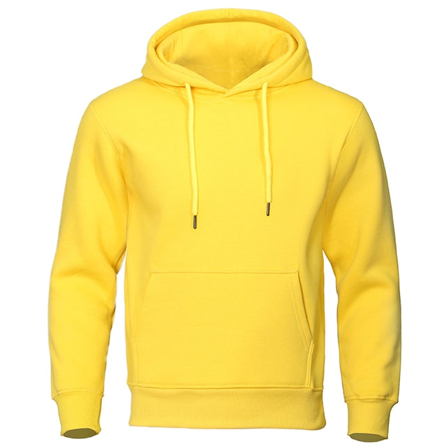 "Casual heren hoodie met zachte fleece, capuchon en kangoeroezak; comfortabele pasvorm voor dagelijks gebruik."