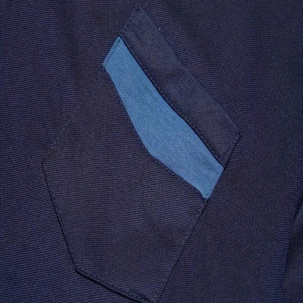 "Casual herenpolo in polyester, stijlvol ontwerp met knopen en korte mouwen, ademend en kreukbestendig."
