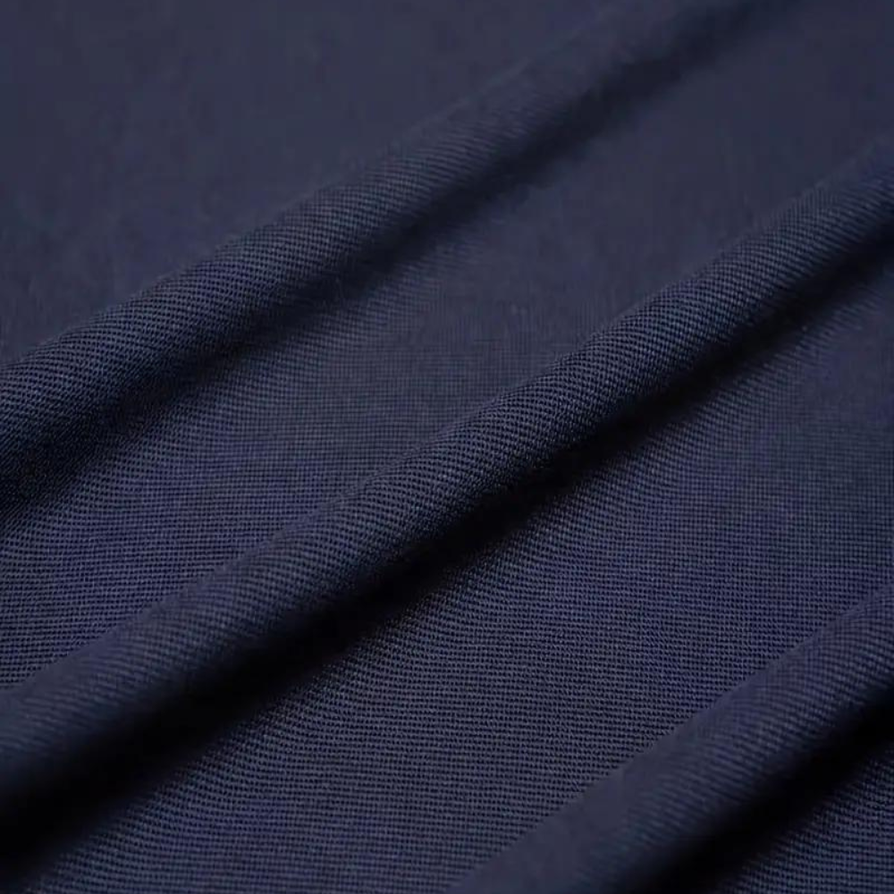 "Casual herenpolo in polyester, stijlvol ontwerp met knopen en korte mouwen, ademend en kreukbestendig."