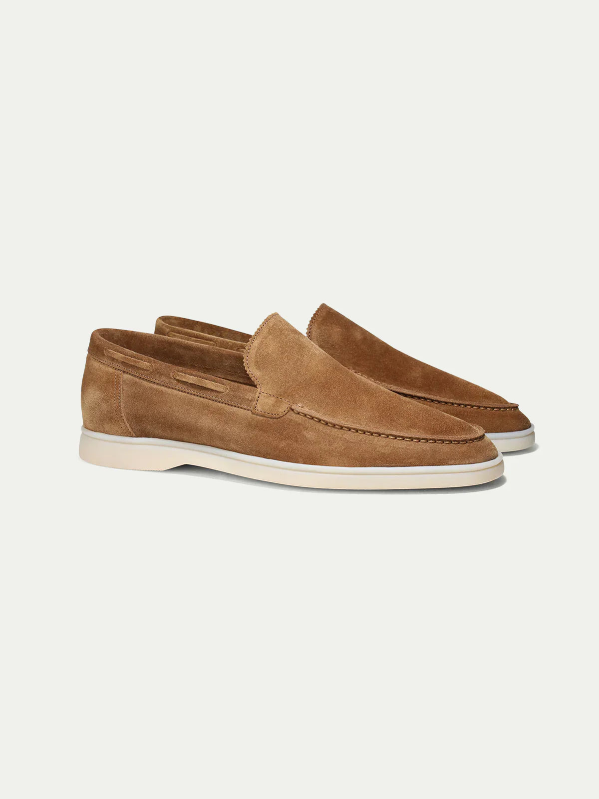"Casual suède-look herenschoen met moderne witte zool; instapmodel zonder veters voor comfort en stijl."