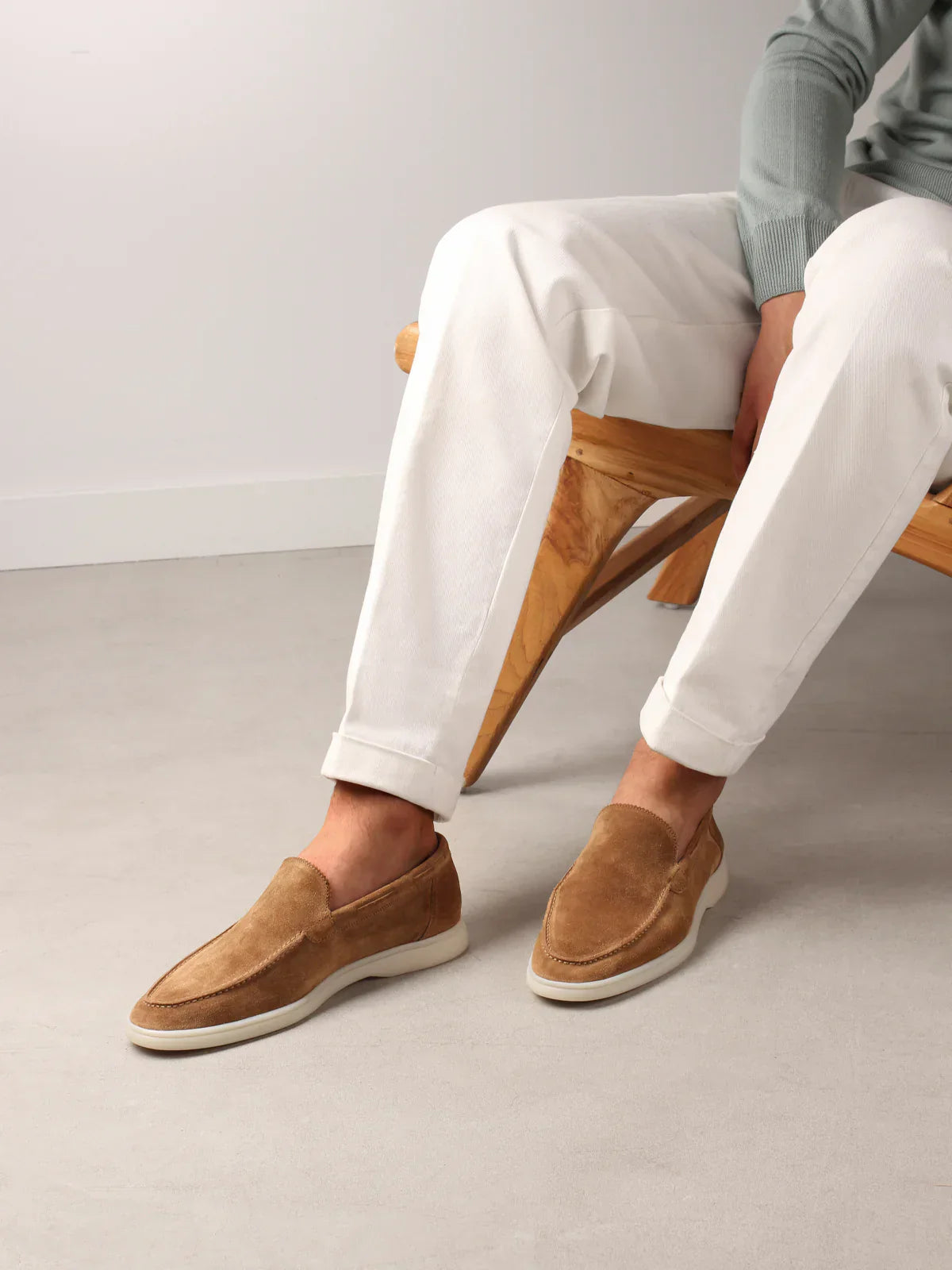"Casual suède-look herenschoen met moderne witte zool; instapmodel zonder veters voor comfort en stijl."