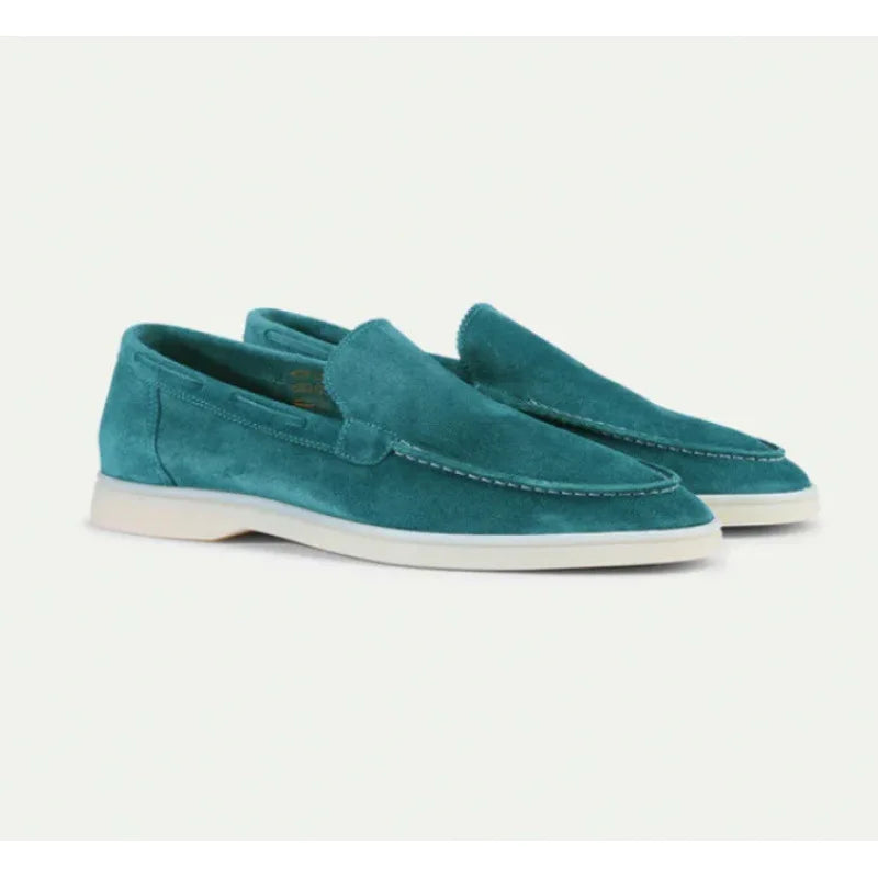 "Casual suède-look herenschoen met moderne witte zool; instapmodel zonder veters voor comfort en stijl."