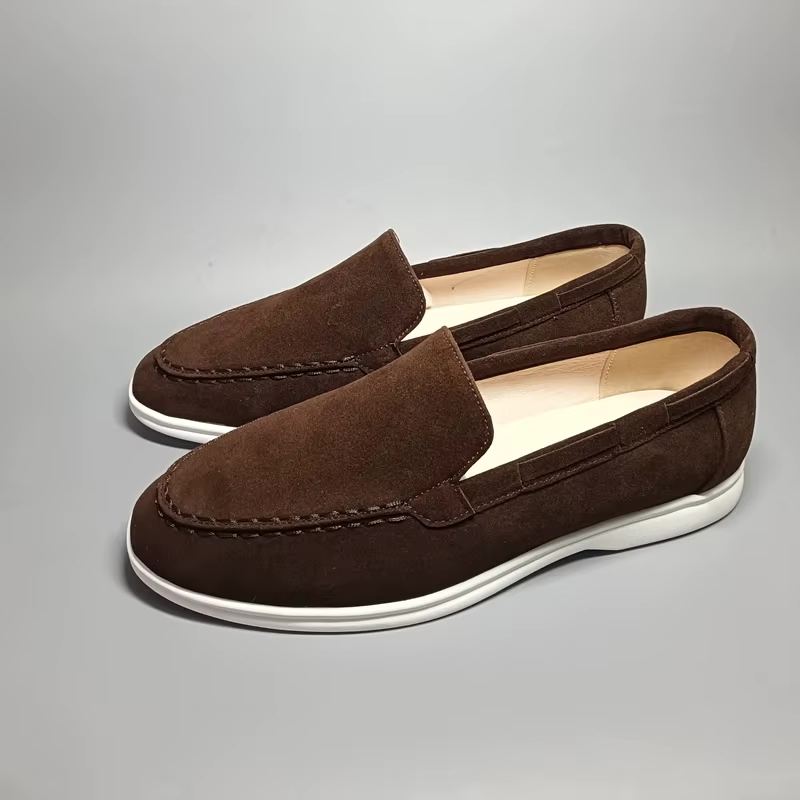 "Casual suède-look herenschoen met moderne witte zool; instapmodel zonder veters voor comfort en stijl."