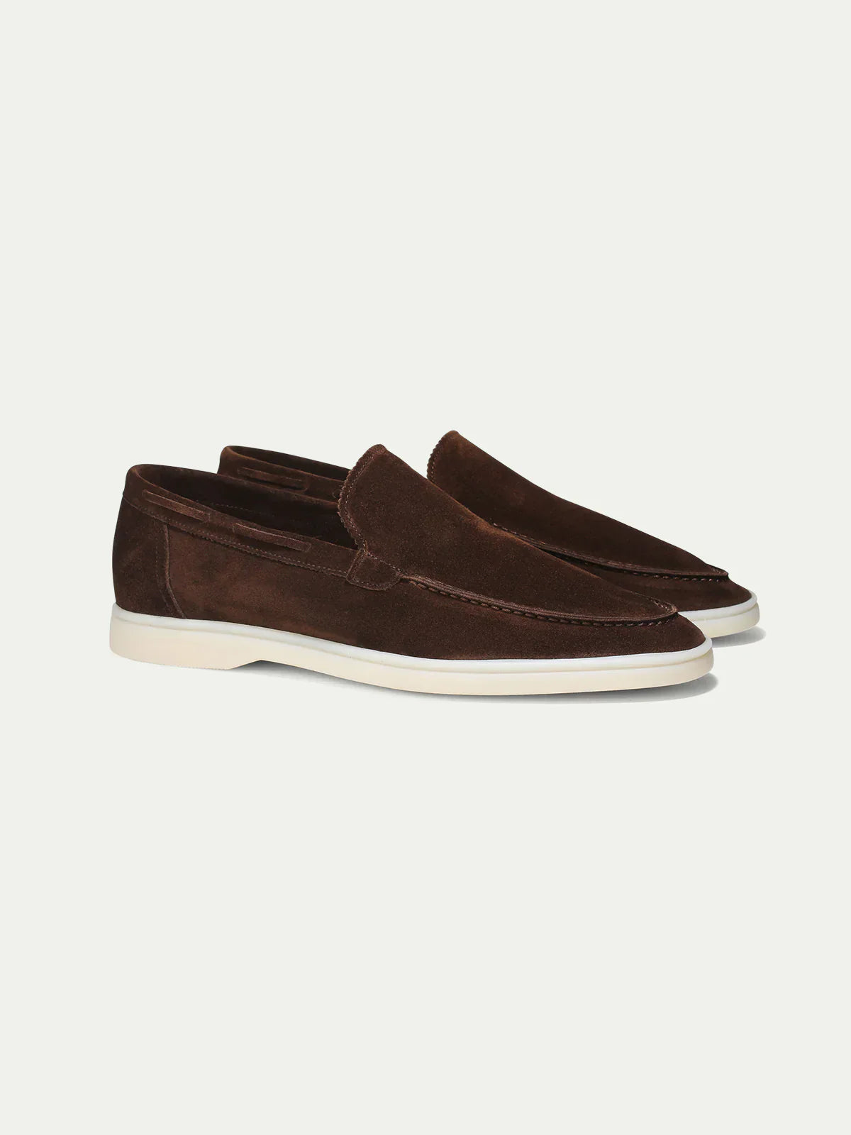"Casual suède-look herenschoen met moderne witte zool; instapmodel zonder veters voor comfort en stijl."