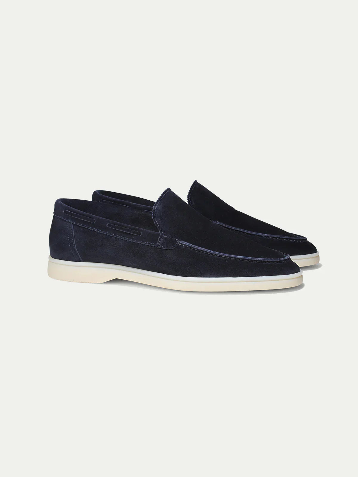 "Casual suède-look herenschoen met moderne witte zool; instapmodel zonder veters voor comfort en stijl."