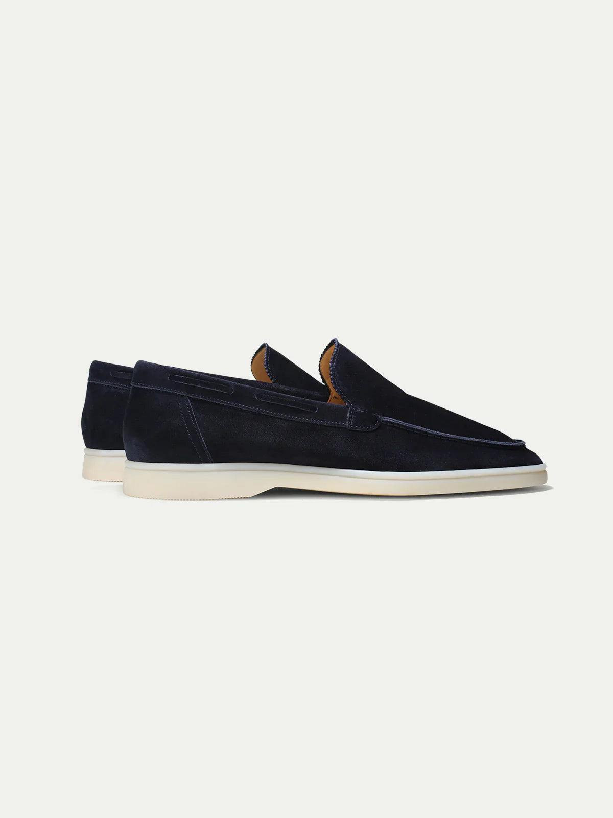 "Casual suède-look herenschoen met moderne witte zool; instapmodel zonder veters voor comfort en stijl."