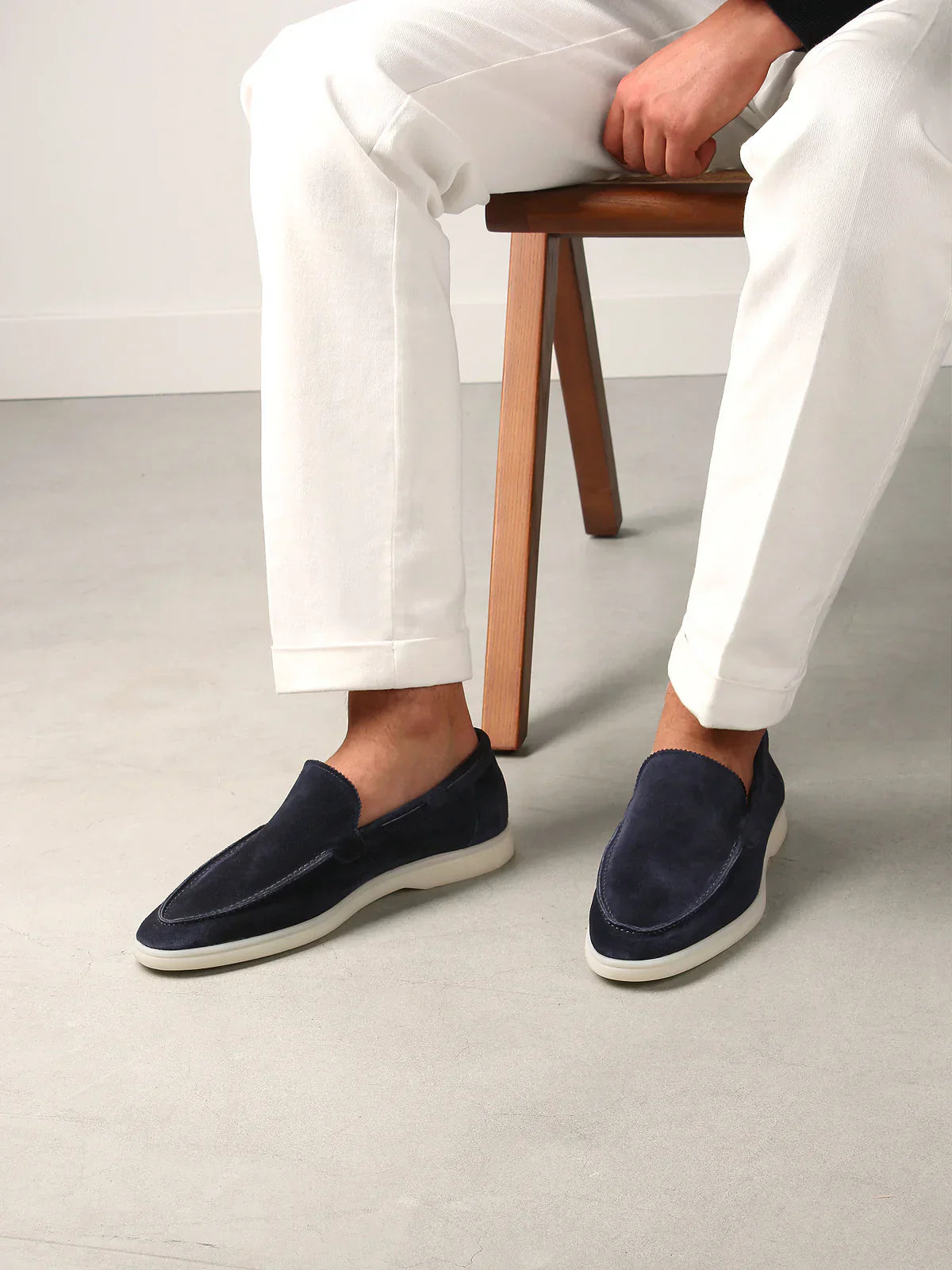 "Casual suède-look herenschoen met moderne witte zool; instapmodel zonder veters voor comfort en stijl."