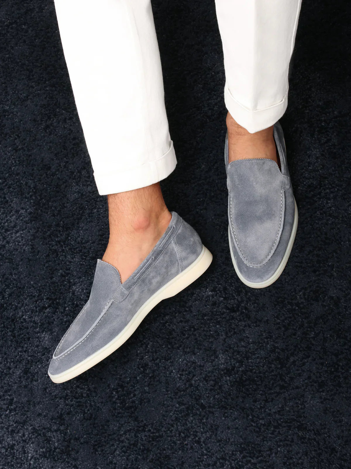 "Casual suède-look herenschoen met moderne witte zool; instapmodel zonder veters voor comfort en stijl."