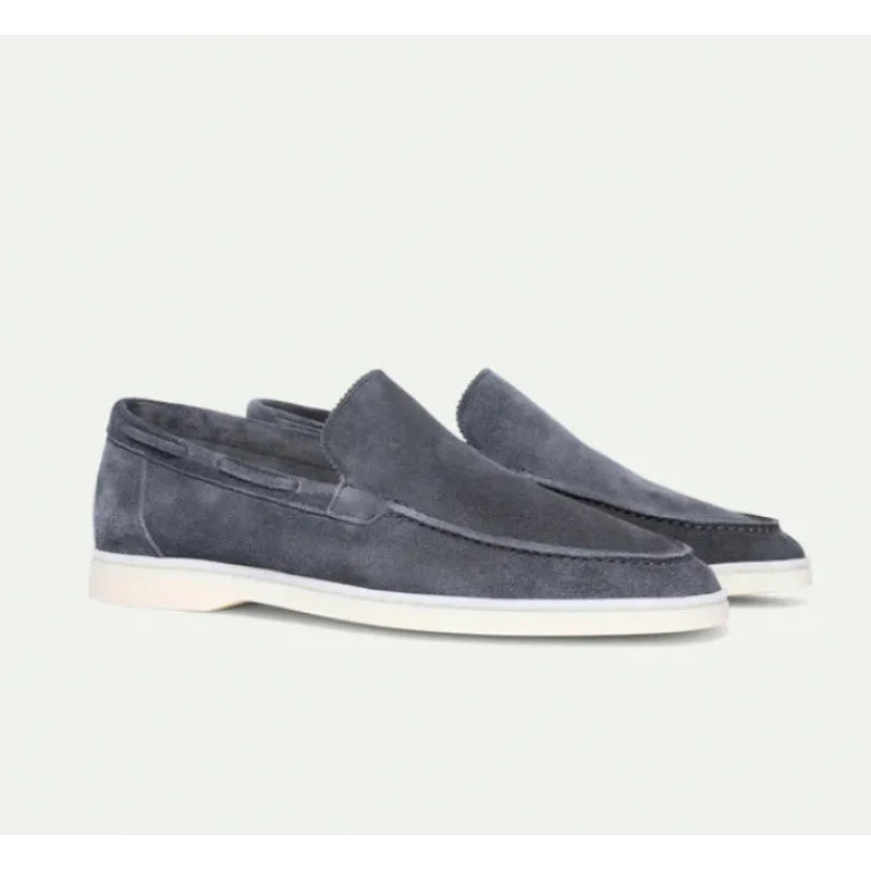 "Casual suède-look herenschoen met moderne witte zool; instapmodel zonder veters voor comfort en stijl."