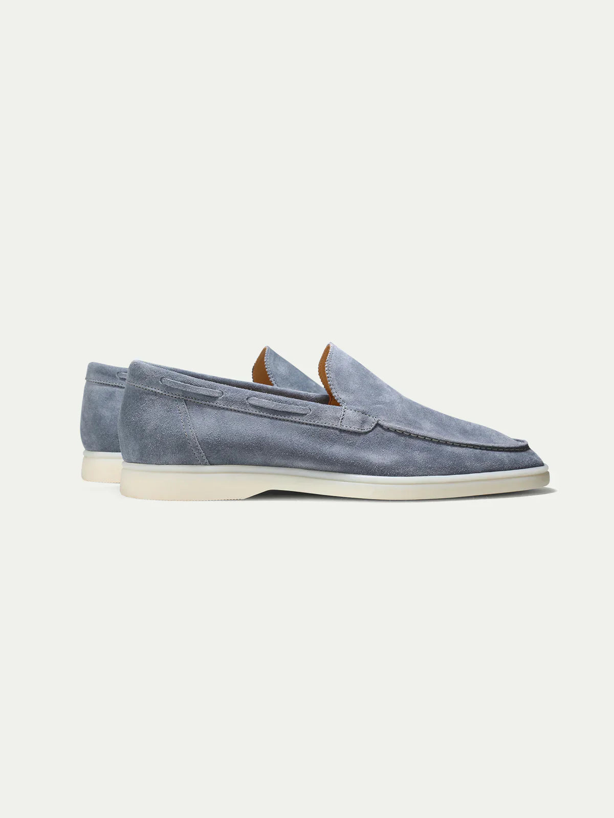 "Casual suède-look herenschoen met moderne witte zool; instapmodel zonder veters voor comfort en stijl."