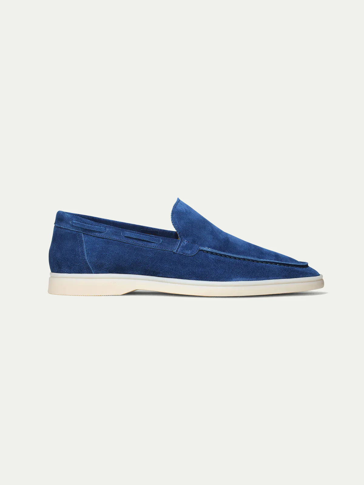 "Casual suède-look herenschoen met moderne witte zool; instapmodel zonder veters voor comfort en stijl."