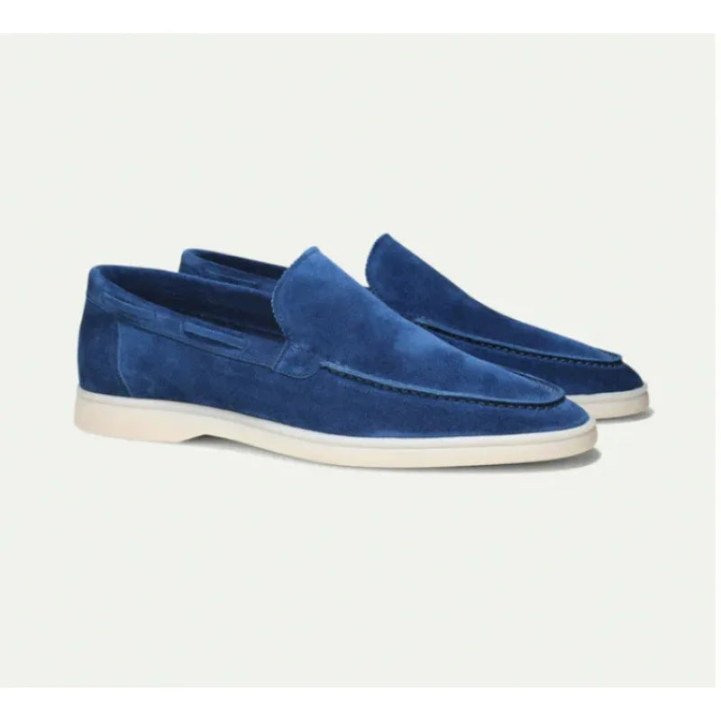 "Casual suède-look herenschoen met moderne witte zool; instapmodel zonder veters voor comfort en stijl."
