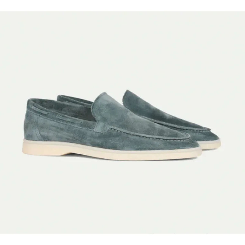 "Casual suède-look herenschoen met moderne witte zool; instapmodel zonder veters voor comfort en stijl."