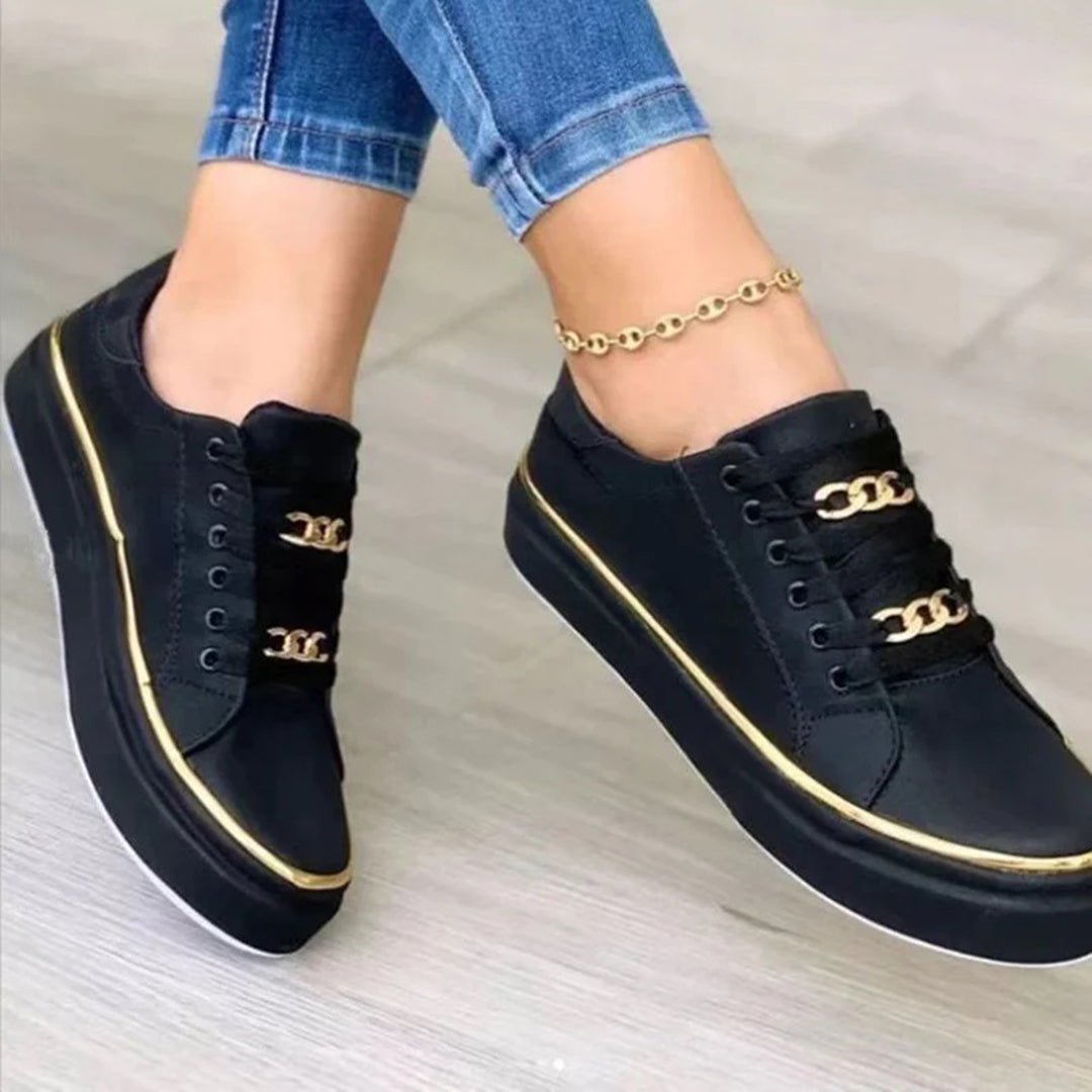 Chique damesschoenen met goud detail, comfortabel zwart ontwerp, perfect voor elke modieuze gelegenheid.