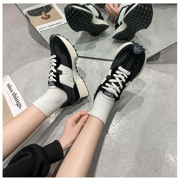"Chique damessneakers aan zijaanzicht; stijlvolle beige trainers met moderne look en comfortabele pasvorm."