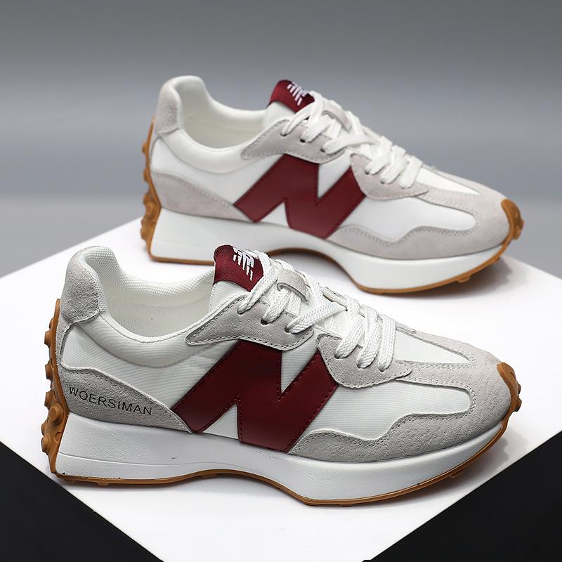 "Chique damessneakers aan zijaanzicht; stijlvolle beige trainers met moderne look en comfortabele pasvorm."