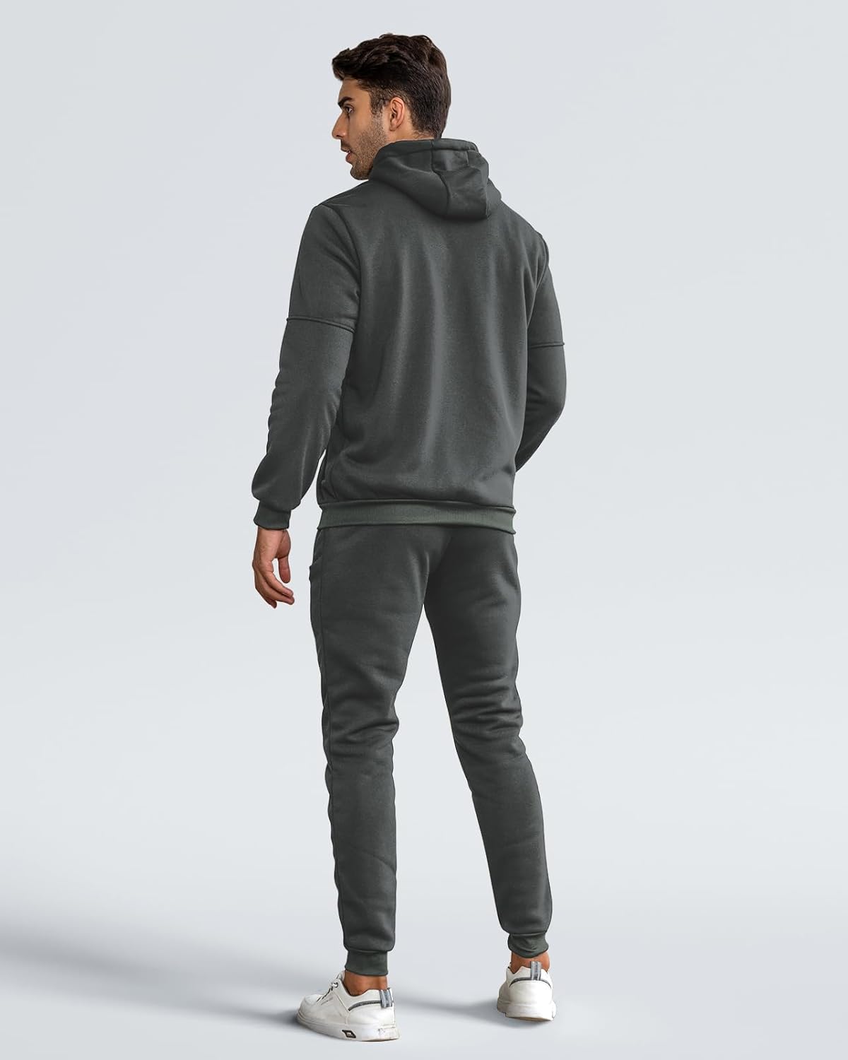"Comfortabel heren trainingspak in diverse kleuren, stijlvol ontwerp, ademend en duurzaam, perfect voor sportieve dagen."