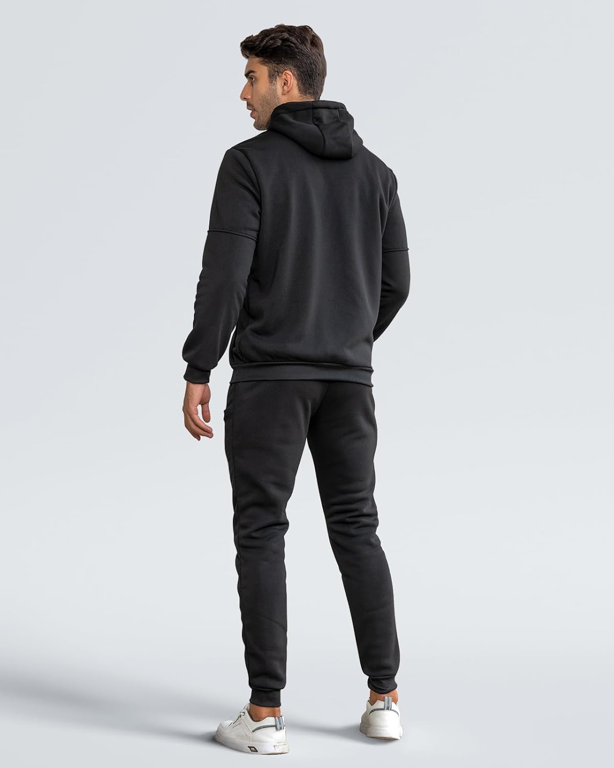 "Comfortabel heren trainingspak in diverse kleuren, stijlvol ontwerp, ademend en duurzaam, perfect voor sportieve dagen."