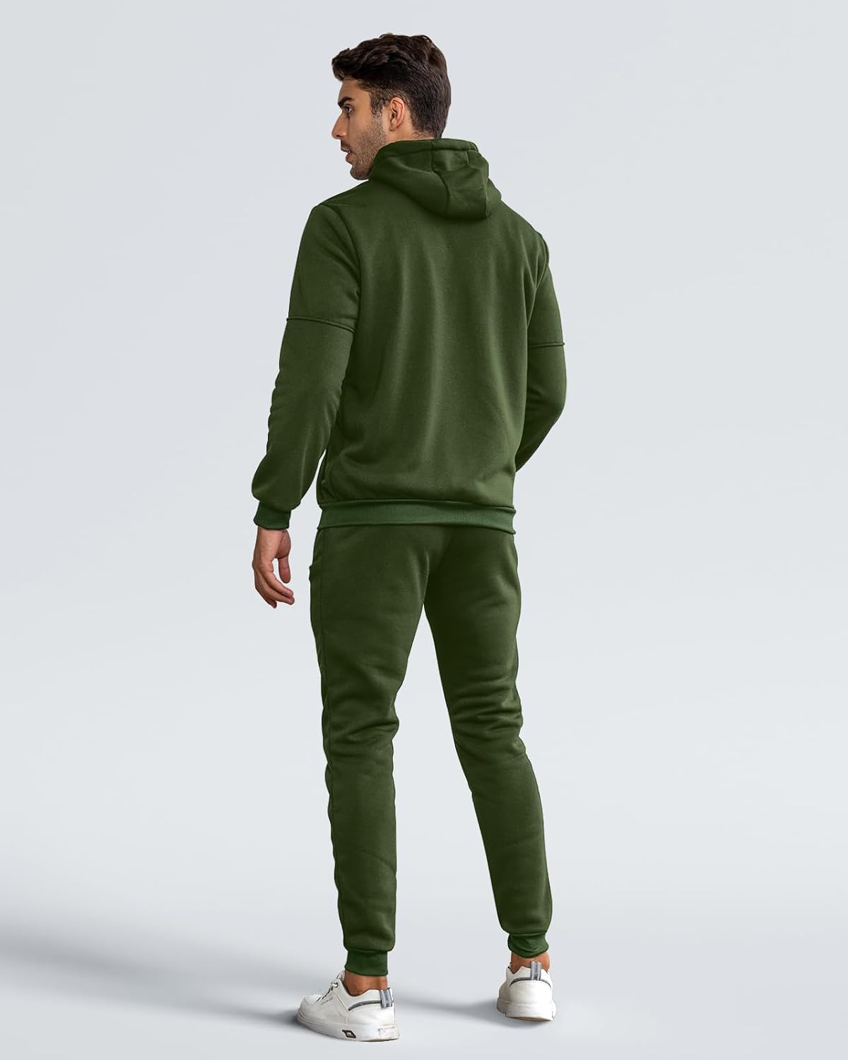 "Comfortabel heren trainingspak in diverse kleuren, stijlvol ontwerp, ademend en duurzaam, perfect voor sportieve dagen."