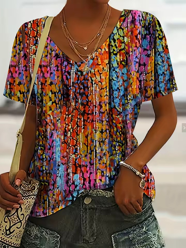 "Comfortabel retro V-hals T-shirt voor dames met relaxte pasvorm, levendig retro design, ideaal te combineren met jeans."