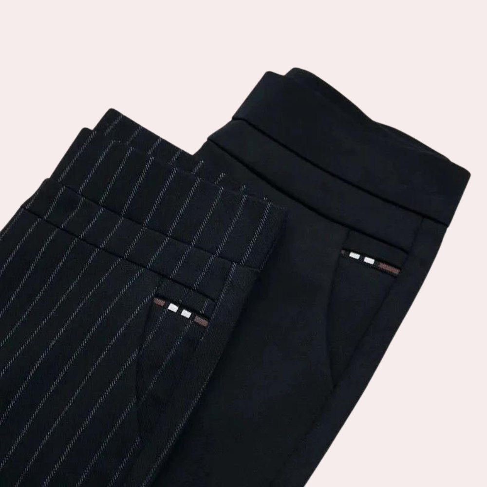 "Comfortabele dames stretchbroek, hoge taille, zwart met strepen, elastische stof voor een flatterend en stijlvol silhouet."