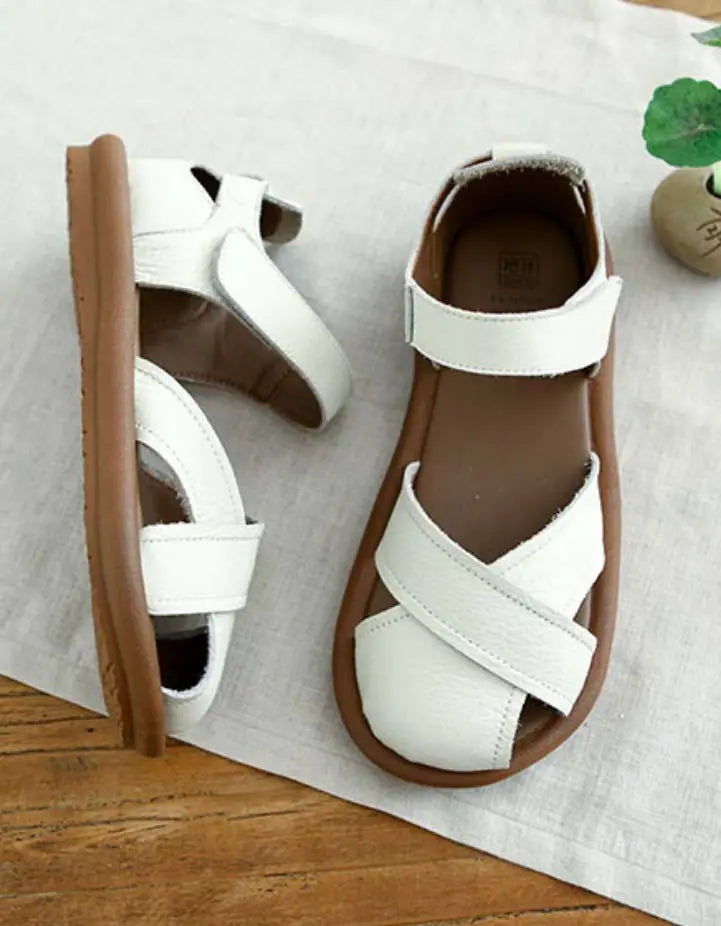 "Comfortabele flat sandalen met verstelbare sluiting, kruisbanden en gesloten teen, ideaal voor stijlvolle zomerdagen."