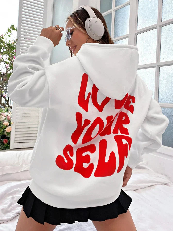 Comfortabele hoodie met "Hou van jezelf" spreuk in zachte katoenen stof, verkrijgbaar in diverse kleuren voor dames.