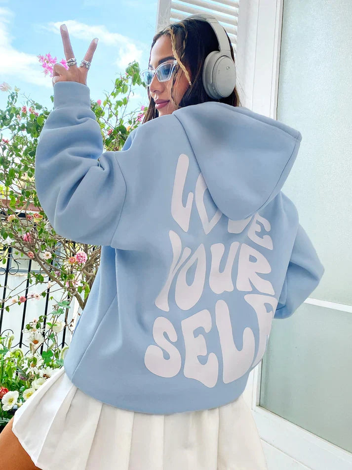 Comfortabele hoodie met "Hou van jezelf" spreuk in zachte katoenen stof, verkrijgbaar in diverse kleuren voor dames.