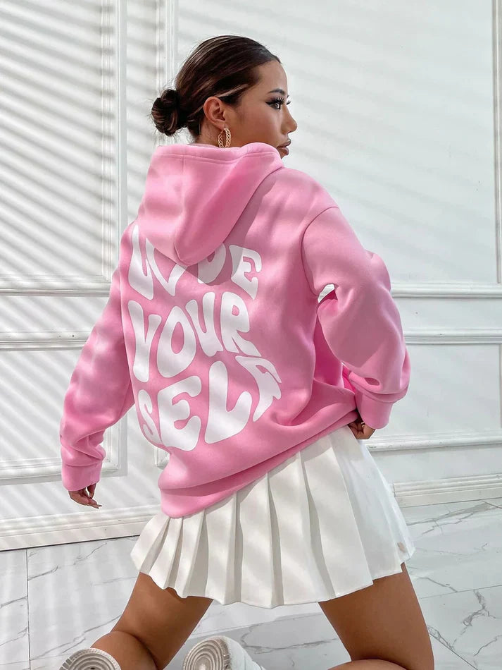 Comfortabele hoodie met "Hou van jezelf" spreuk in zachte katoenen stof, verkrijgbaar in diverse kleuren voor dames.