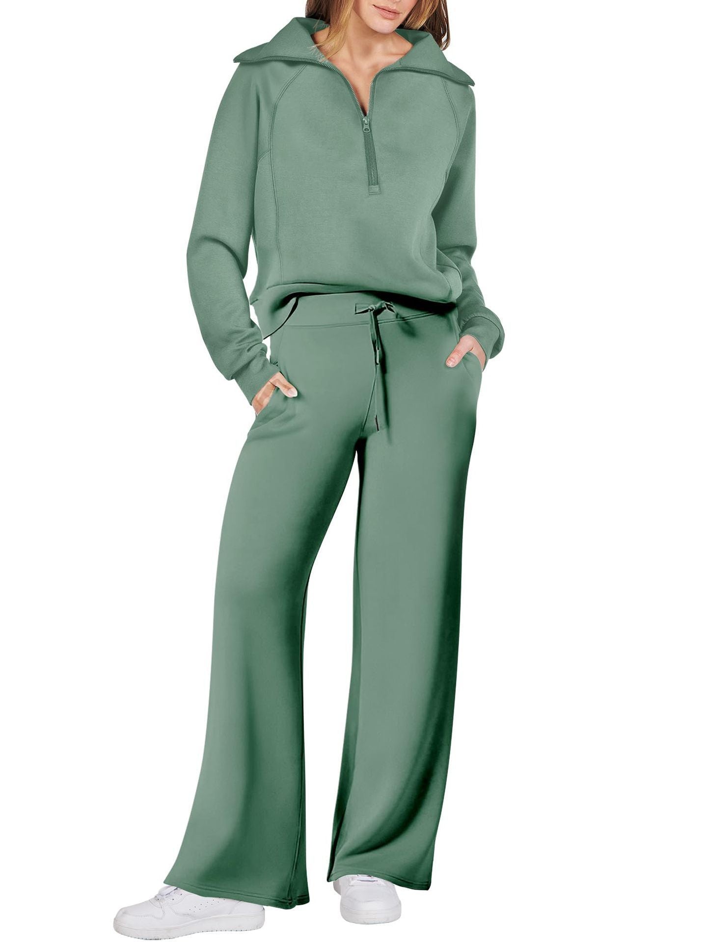 "Comfortabele loungewear set met relaxed fit, rechte pijpen en half zip kraag in zachte materialen voor hem en haar."