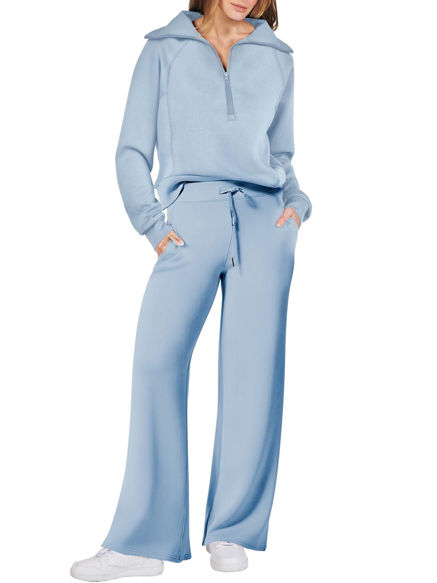 "Comfortabele loungewear set met relaxed fit, rechte pijpen en half zip kraag in zachte materialen voor hem en haar."