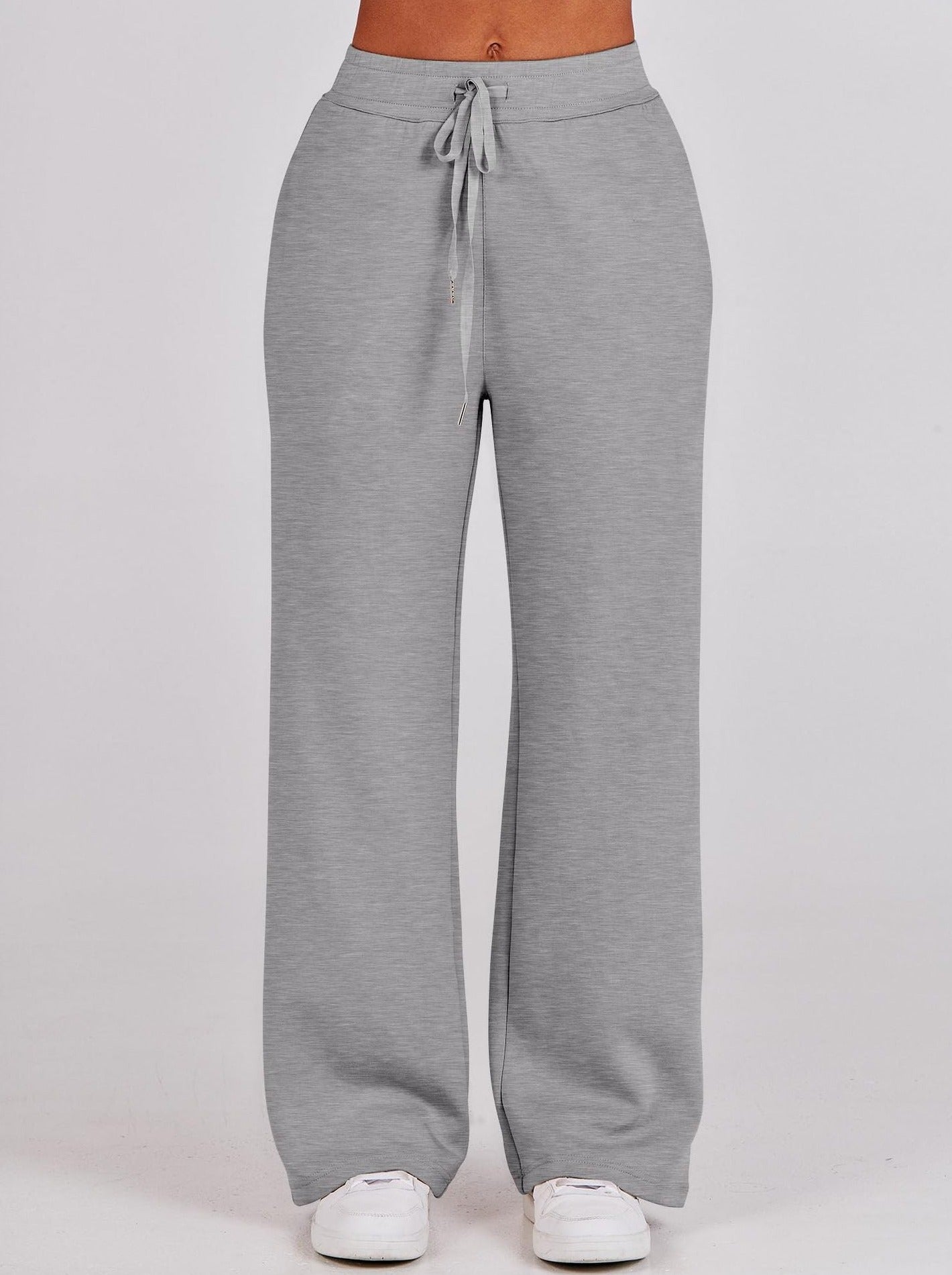 "Comfortabele loungewear set met relaxed fit, rechte pijpen en half zip kraag in zachte materialen voor hem en haar."