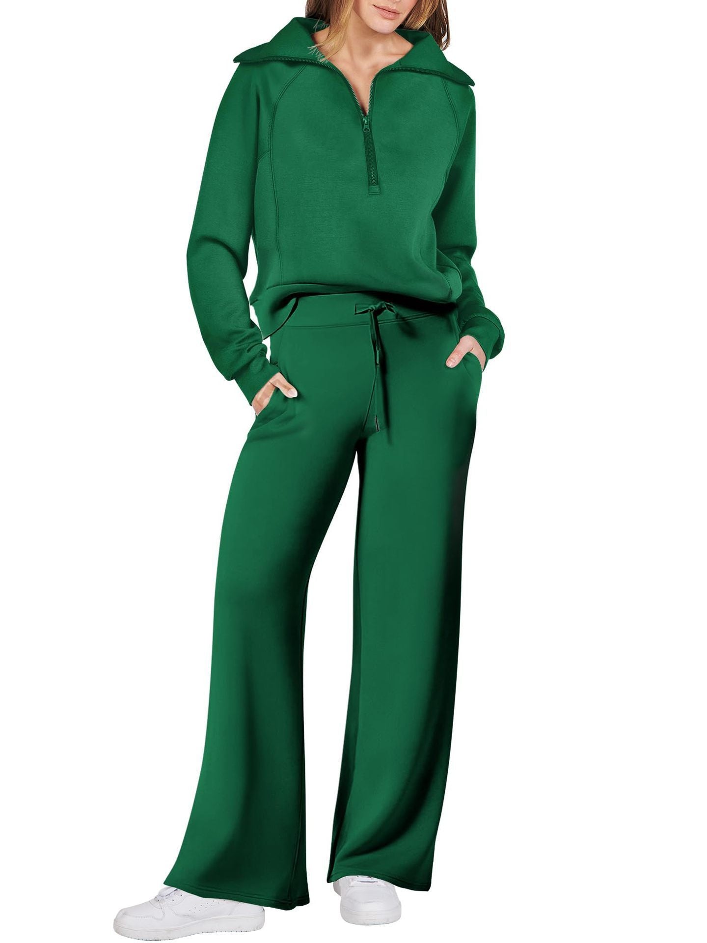 "Comfortabele loungewear set met relaxed fit, rechte pijpen en half zip kraag in zachte materialen voor hem en haar."