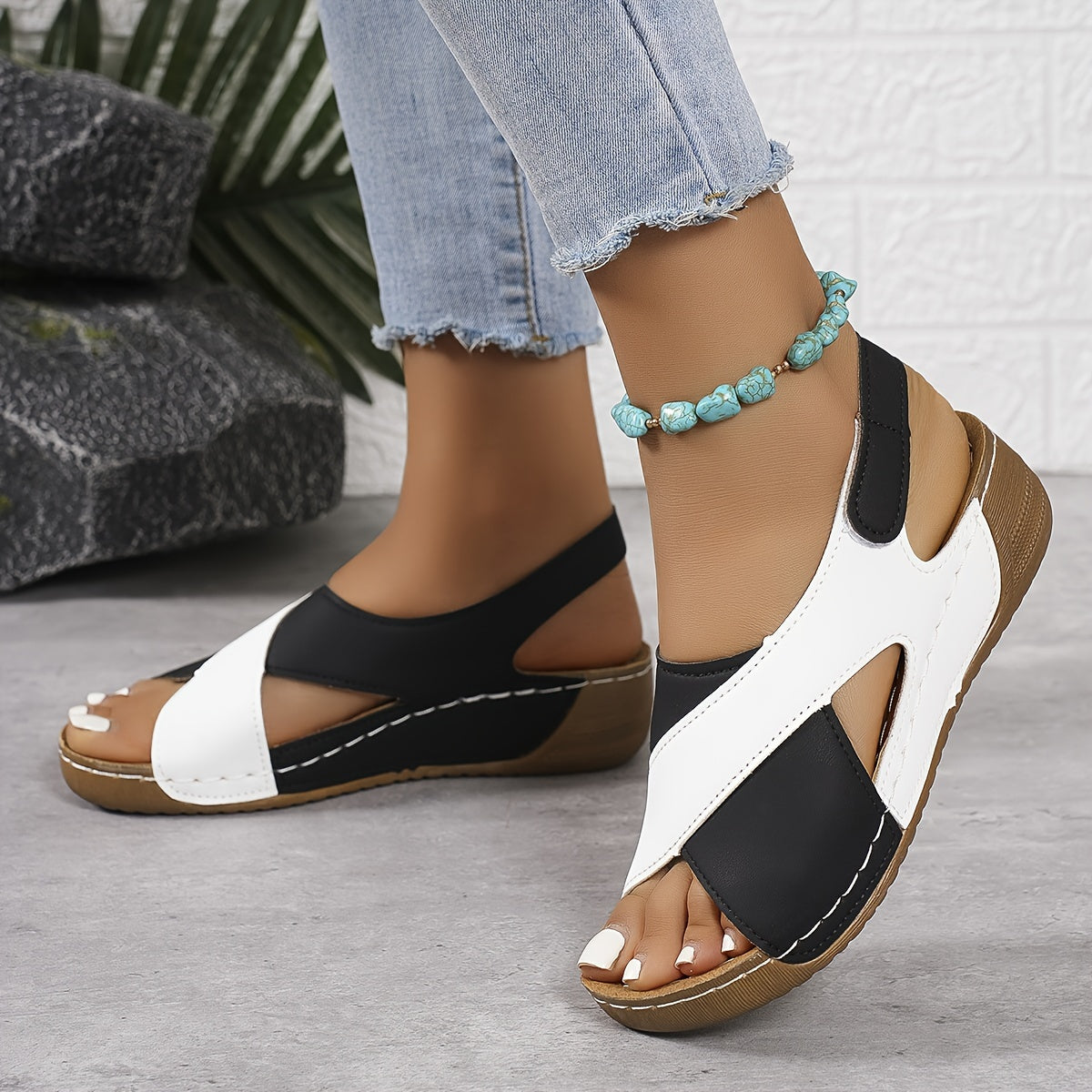 "Comfortabele orthopedische dames sandalen met verstelbare pasvorm, chic ontwerp en lichtgewicht antislipzool."