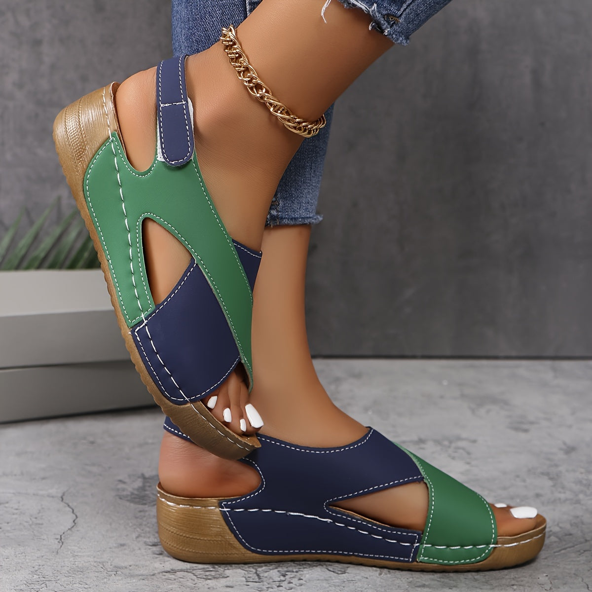 "Comfortabele orthopedische dames sandalen met verstelbare pasvorm, chic ontwerp en lichtgewicht antislipzool."