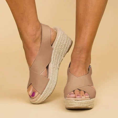 "Comfortabele sleehak sandalen met elastische bandjes, ideaal voor casual en formele gelegenheden. Verkrijgbaar in diverse kl