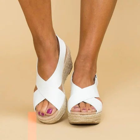 "Comfortabele sleehak sandalen met elastische bandjes, ideaal voor casual en formele gelegenheden. Verkrijgbaar in diverse kl