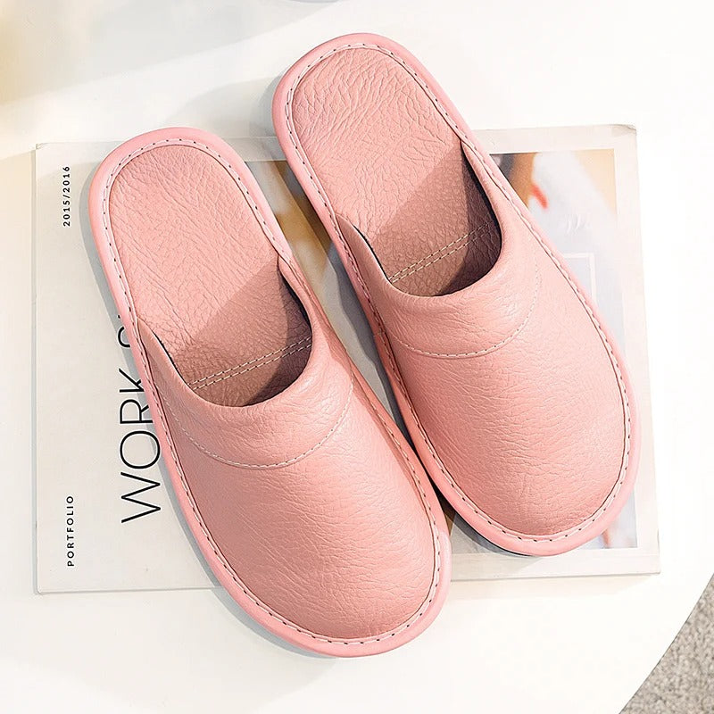 Comfortabele vegan leren pantoffels, luxe uitstraling, perfect voor thuisontspanning, met stijlvolle details en hoogwaardige