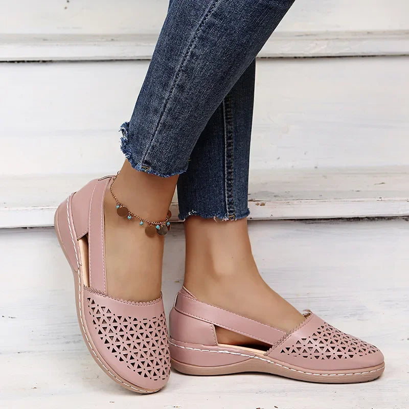 "Comfortabele vintage dames instap wedges sandalen met uitgesneden design en subtiele wedge hak, ideaal voor de zomer."