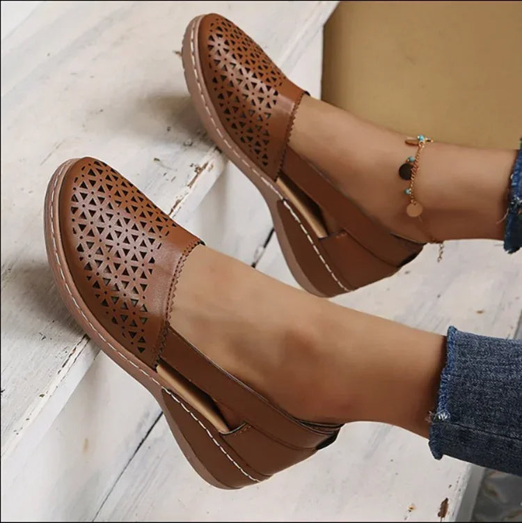 "Comfortabele vintage dames instap wedges sandalen met uitgesneden design en subtiele wedge hak, ideaal voor de zomer."