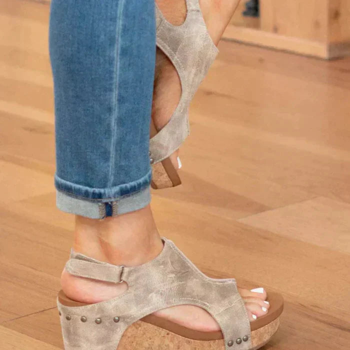 "Comfortabele zomersandalen voor dames met orthopedische sleehak, elegant design en ademend materiaal voor lange wandelingen.